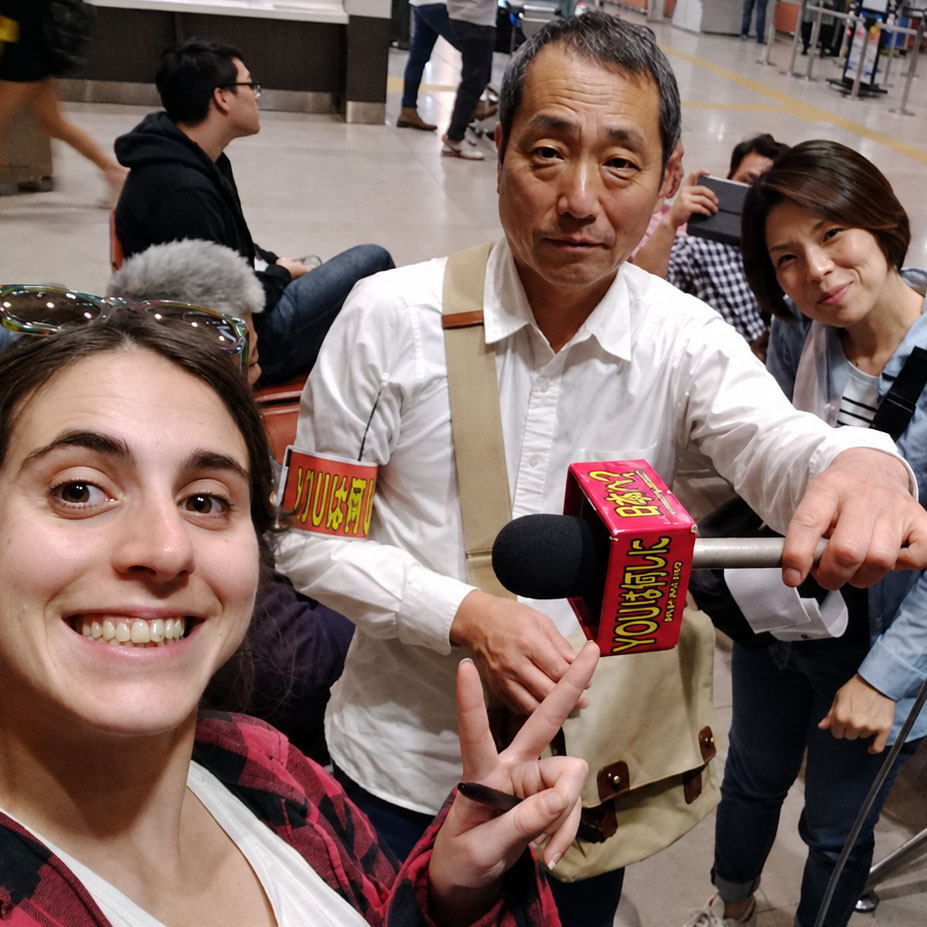 África Mediavilla con equipo de televisión en Japón